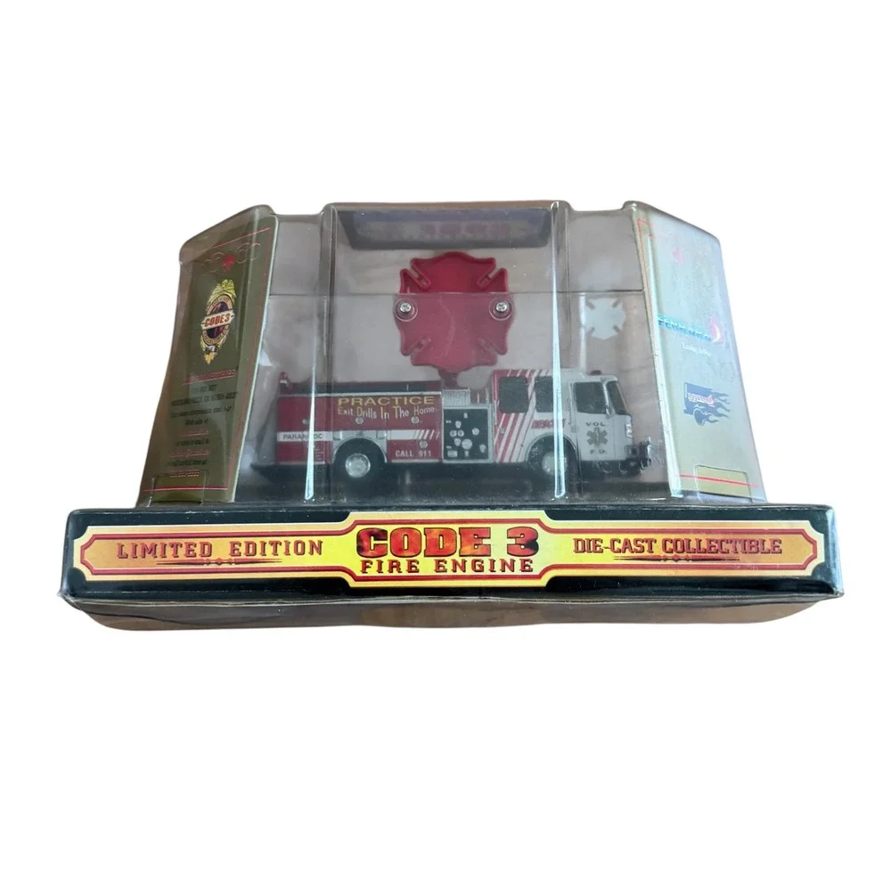 Code 3 Collectibles‎ Ferrara Inferno Fire Engine Limited Edition Die-Cast 1/64